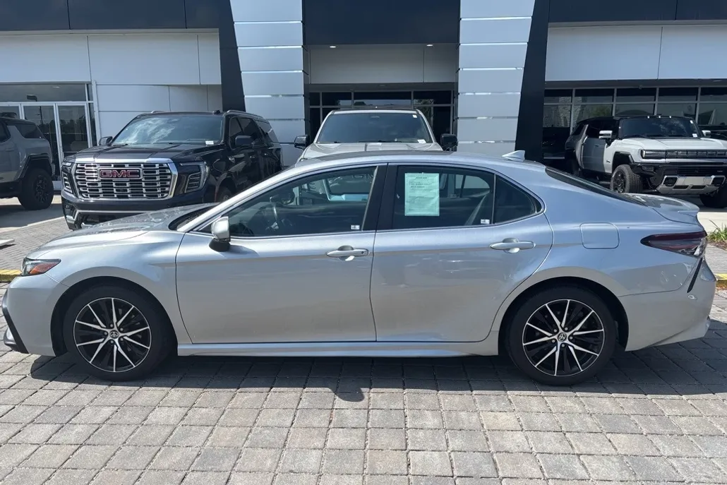 2022 Toyota Camry SE photo 1