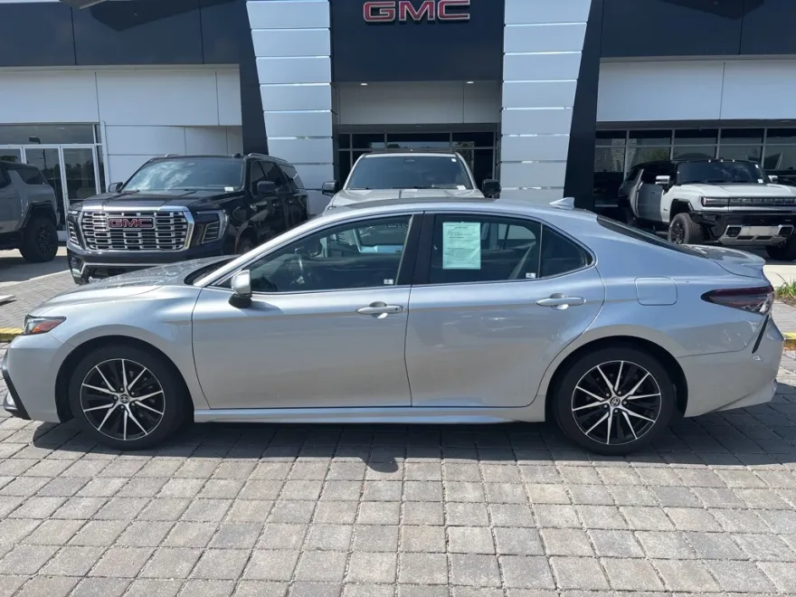 2022 Toyota Camry SE photo 1