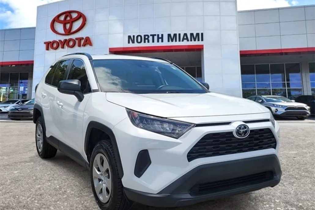 2020 Toyota RAV4 LE photo 1
