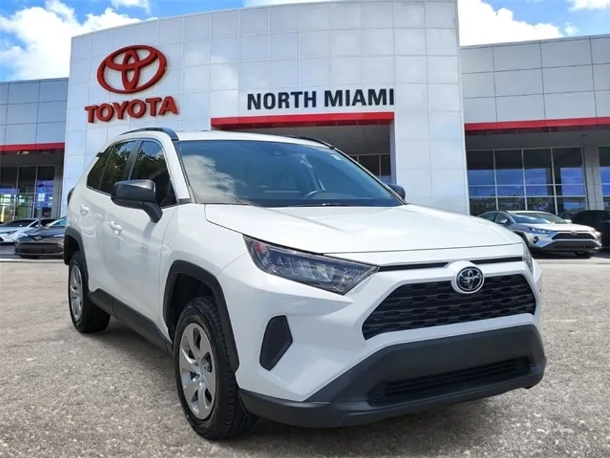 2020 Toyota RAV4 LE photo 1