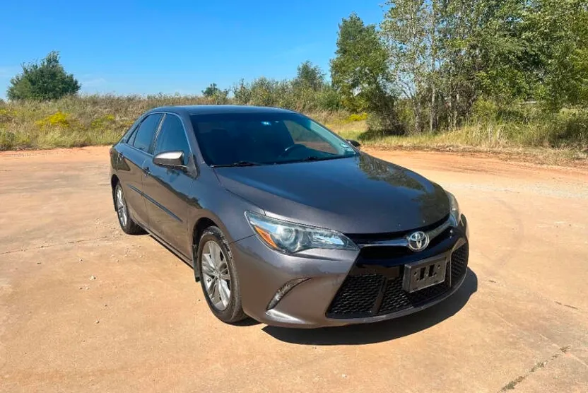2015 Toyota Camry SE photo 1