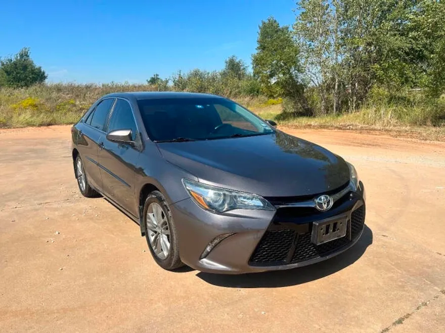 2015 Toyota Camry SE photo 1