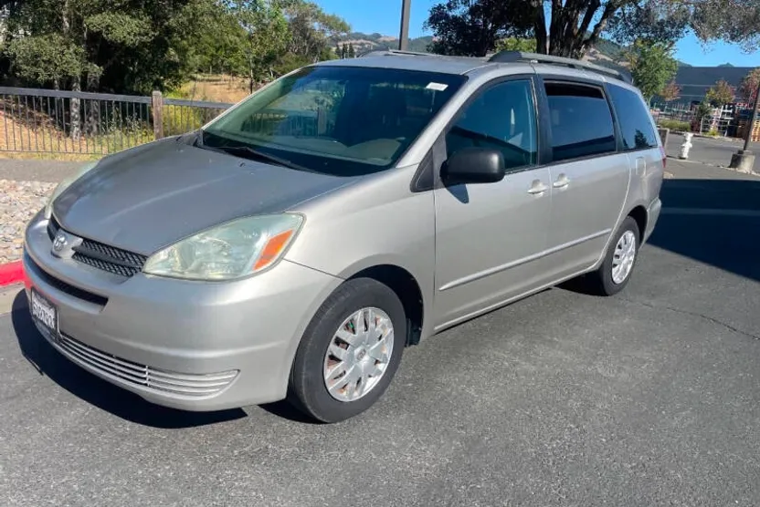 2005 Toyota Sienna LE photo 1