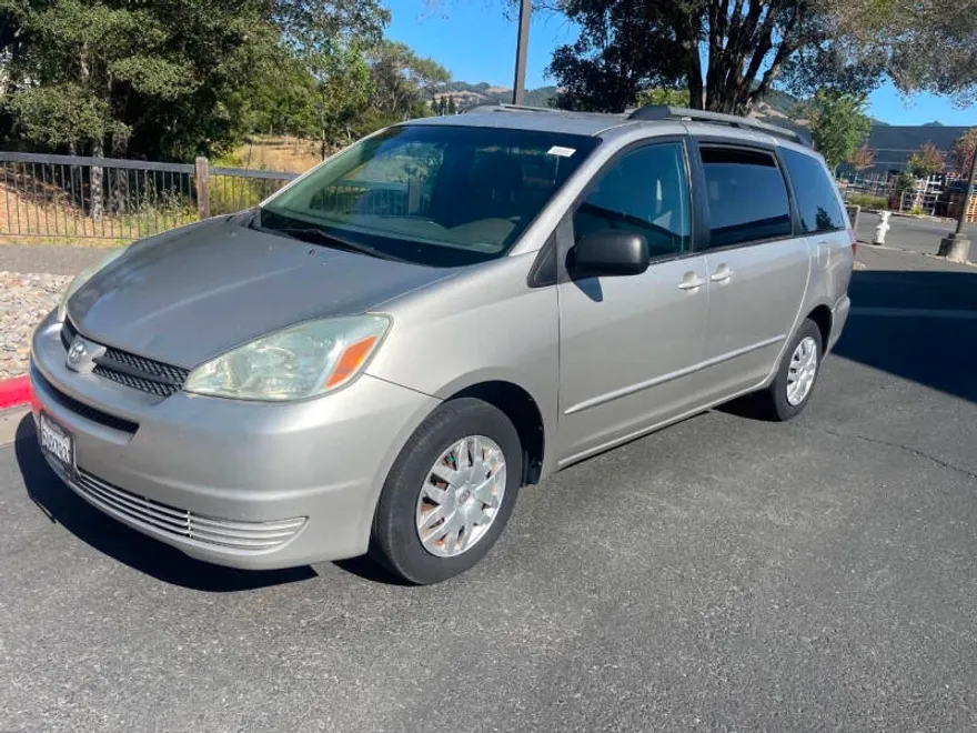 2005 Toyota Sienna LE photo 1