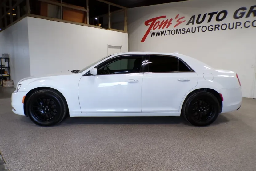 2018 Chrysler 300 Touring photo 1