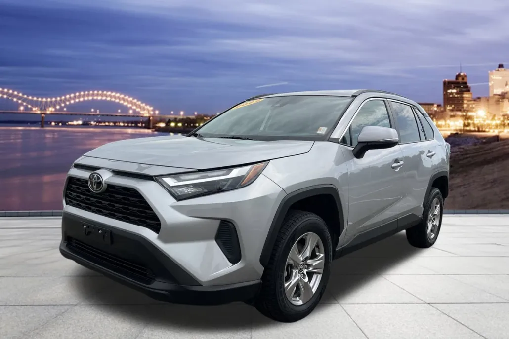 2022 Toyota RAV4 XLE photo 1