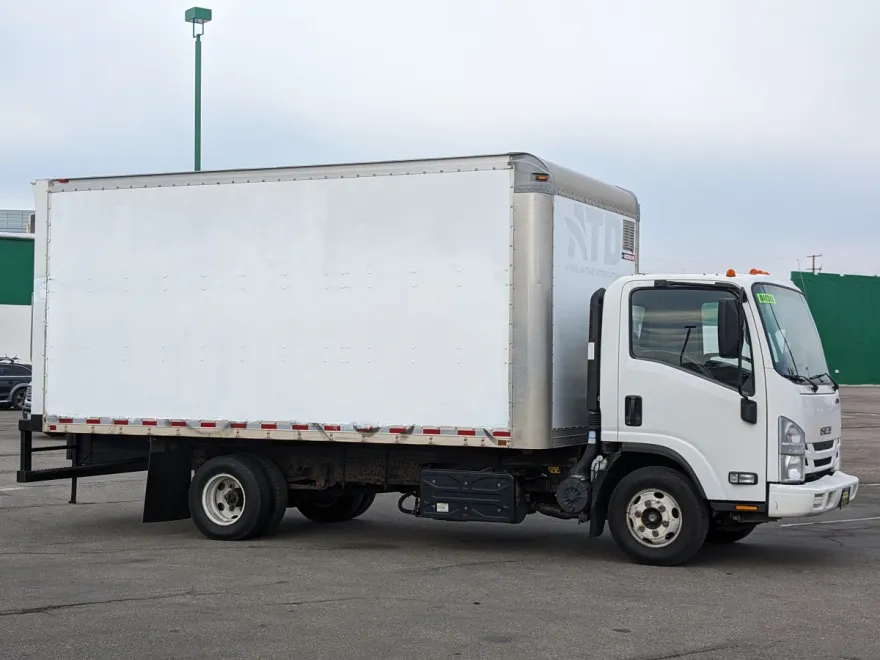 2018 Isuzu NPR photo 1