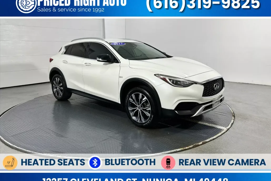 2017 Infiniti QX30 Luxury photo 1
