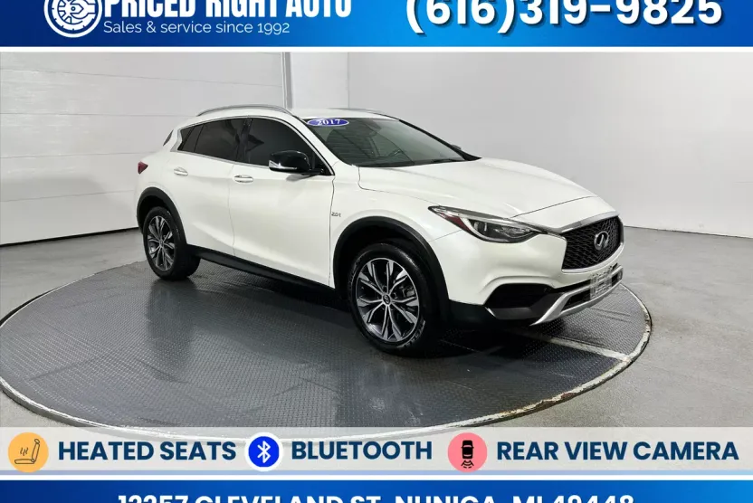 2017 Infiniti QX30 Luxury photo 1