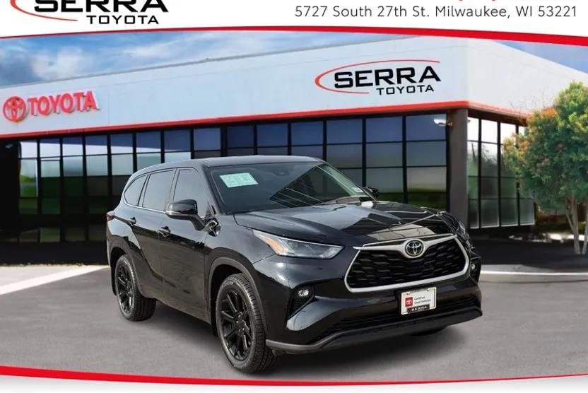 2024 Toyota Highlander LE photo 1