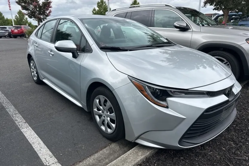 2024 Toyota Corolla LE photo 1