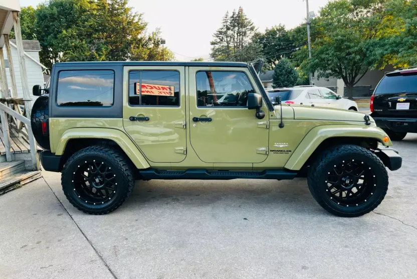 2013 Jeep Wrangler Unlimited Sahara photo 1