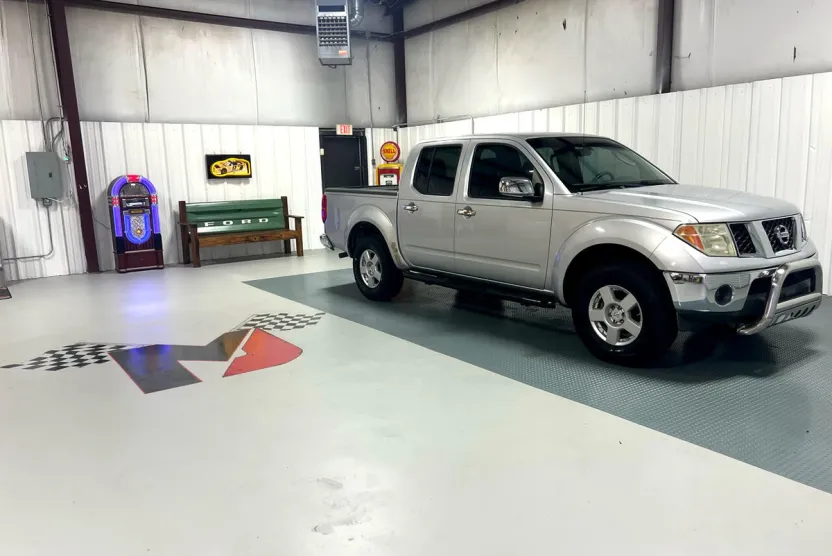 2008 Nissan Frontier SE Crew Cab photo 1