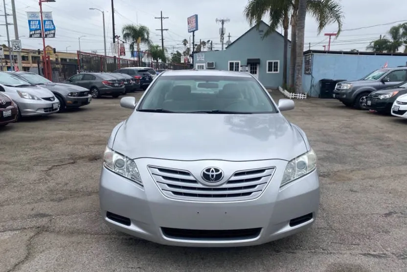 2009 Toyota Camry LE photo 1