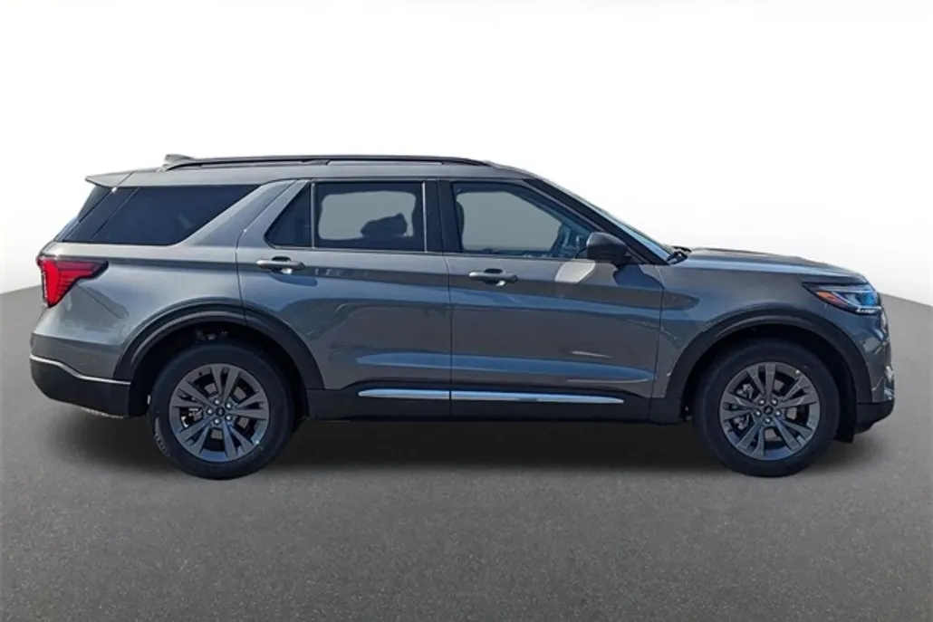 2025 Ford Explorer photo 1