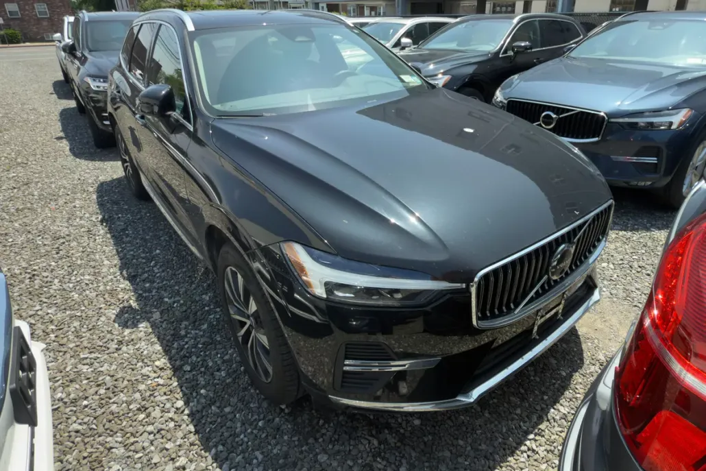 2023 Volvo XC60 B5 Plus photo 1