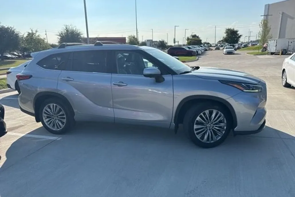 2023 Toyota Highlander Platinum photo 1