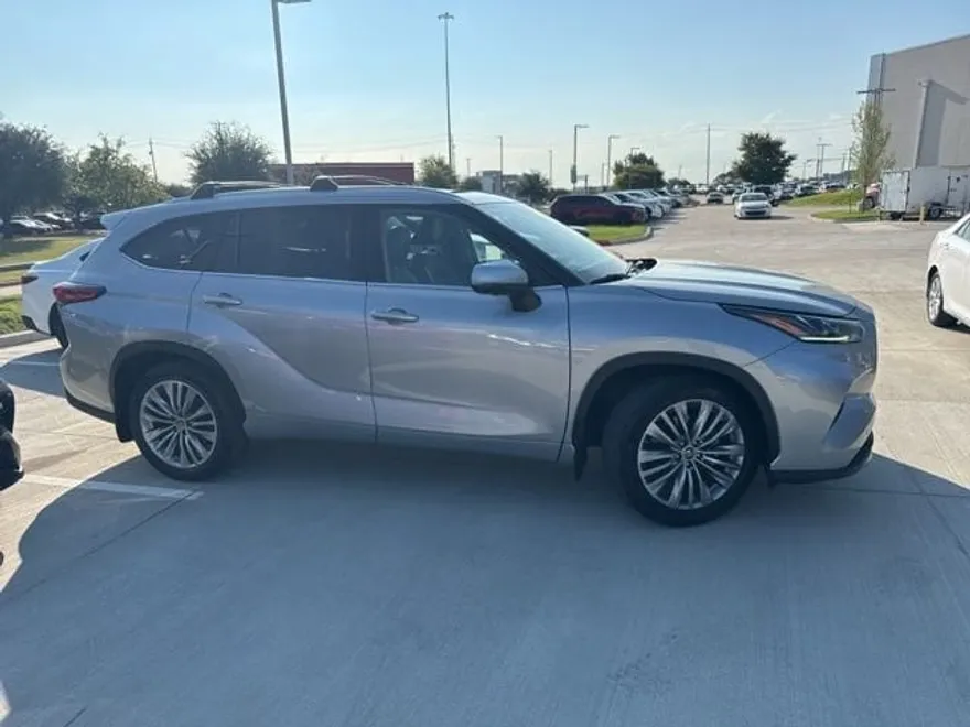 2023 Toyota Highlander Platinum photo 1