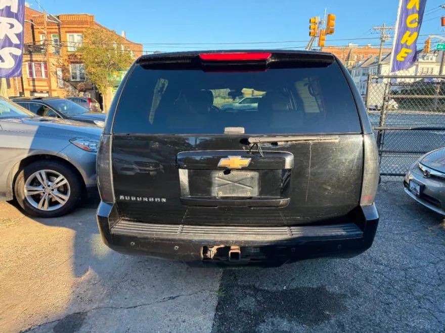 2007 Chevrolet Suburban LTZ photo 1