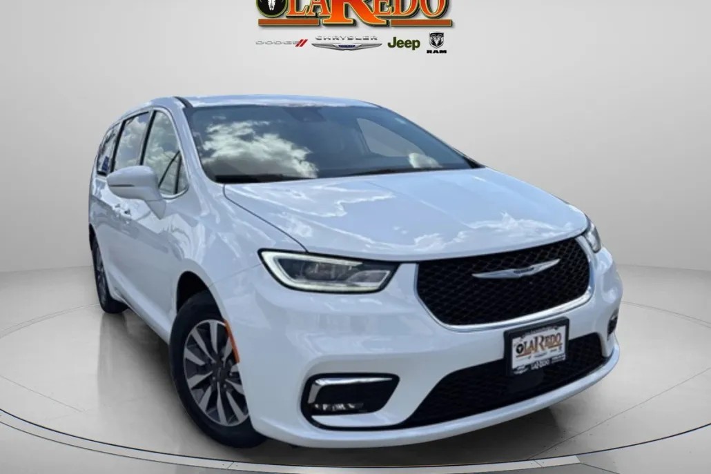 2022 Chrysler Pacifica Touring L photo 1