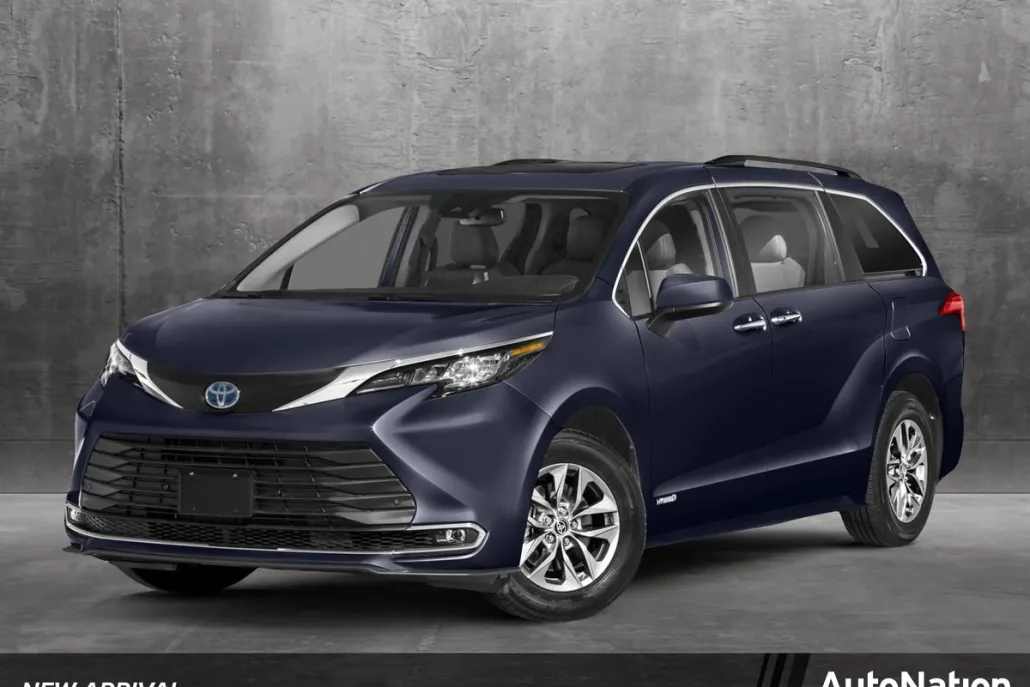 2024 Toyota Sienna XLE photo 1