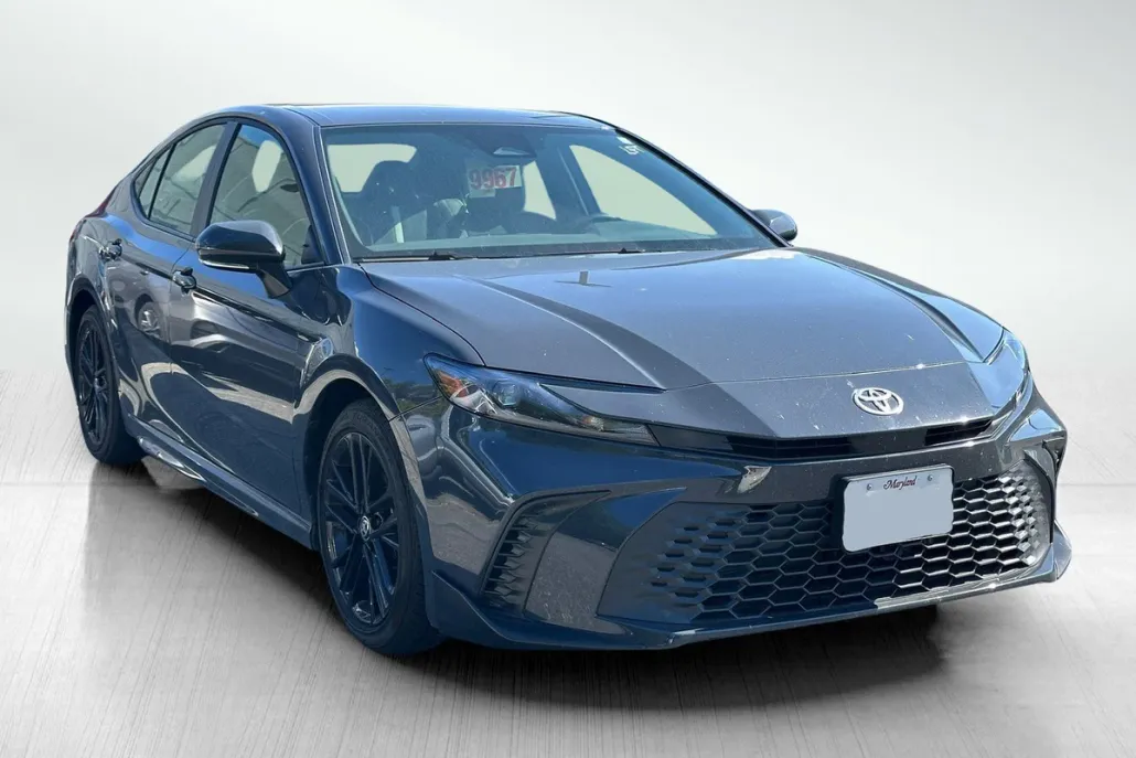 2025 Toyota Camry SE photo 1