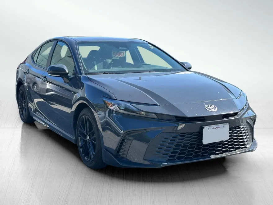 2025 Toyota Camry SE photo 1