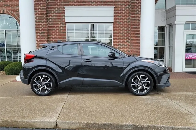 2018 Toyota C-HR XLE photo 1