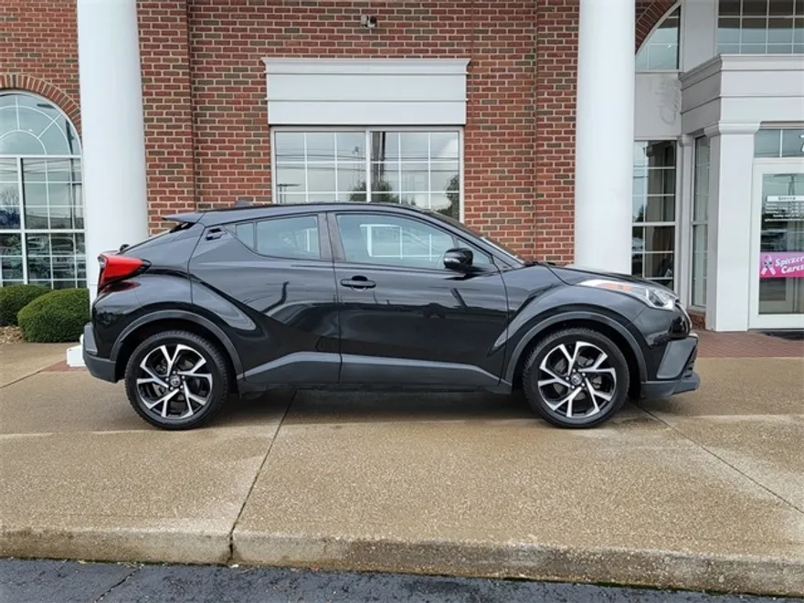 2018 Toyota C-HR XLE photo 1