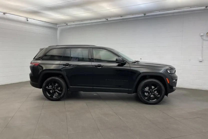 2025 Jeep Grand Cherokee Limited photo 1
