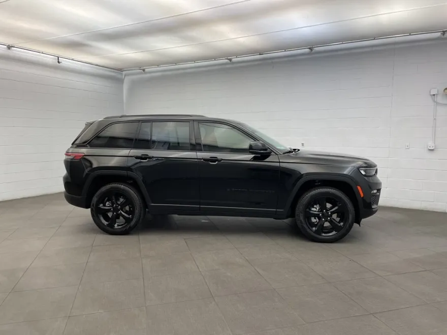 2025 Jeep Grand Cherokee Limited photo 1