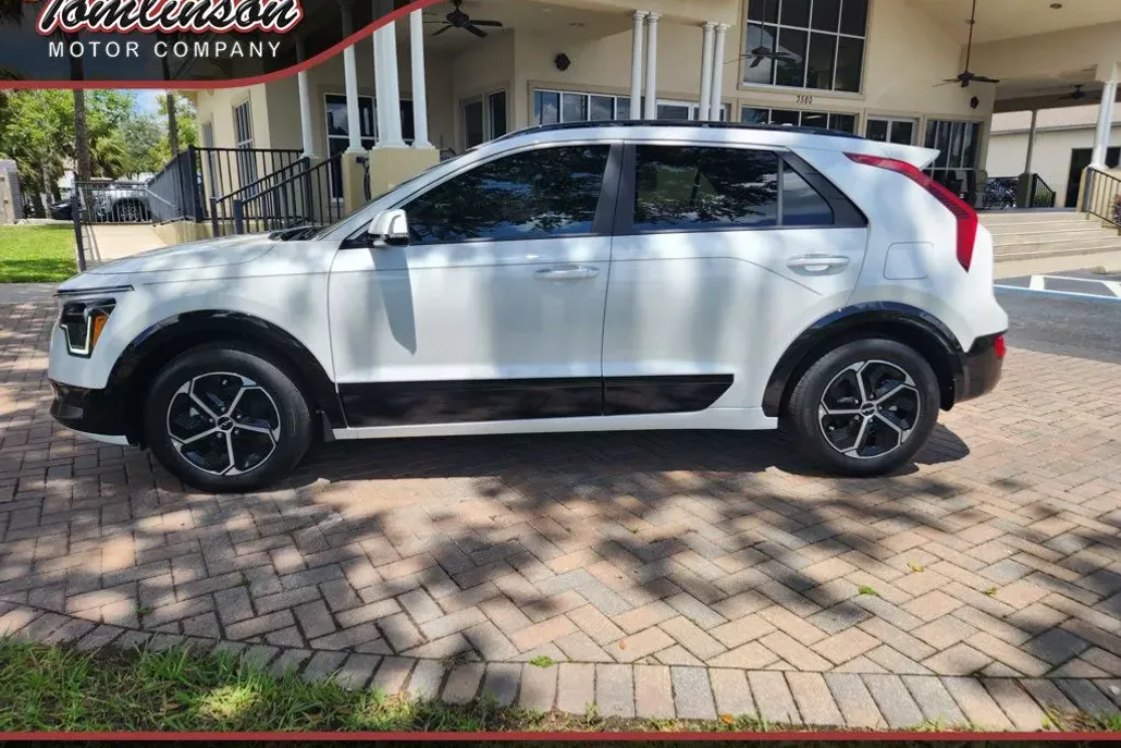 2025 Kia Niro SX photo 1