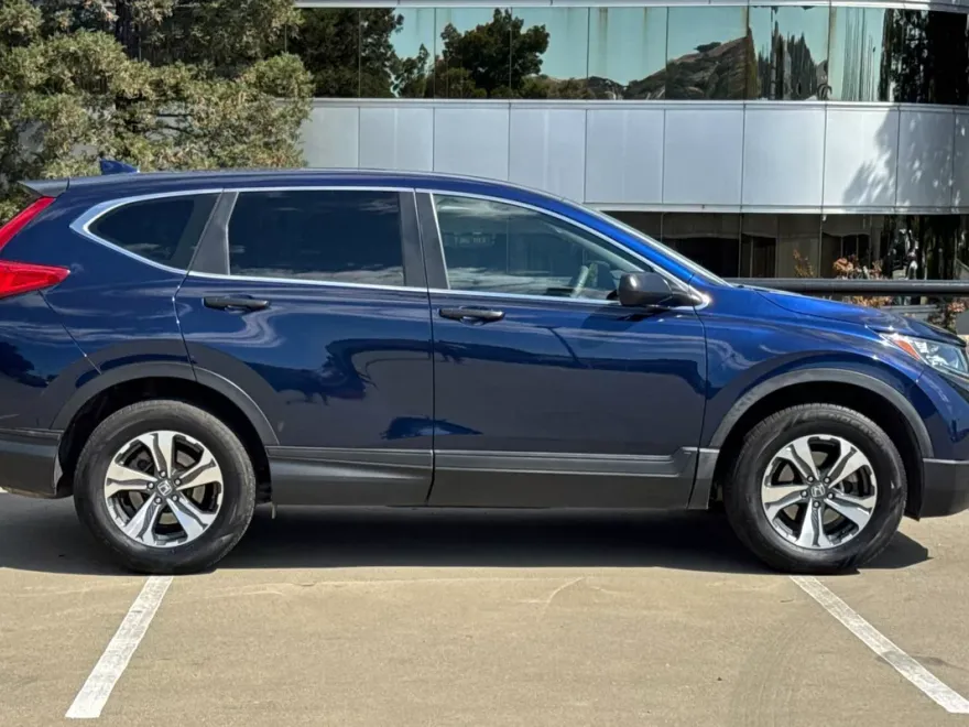 2017 Honda CR-V LX photo 1