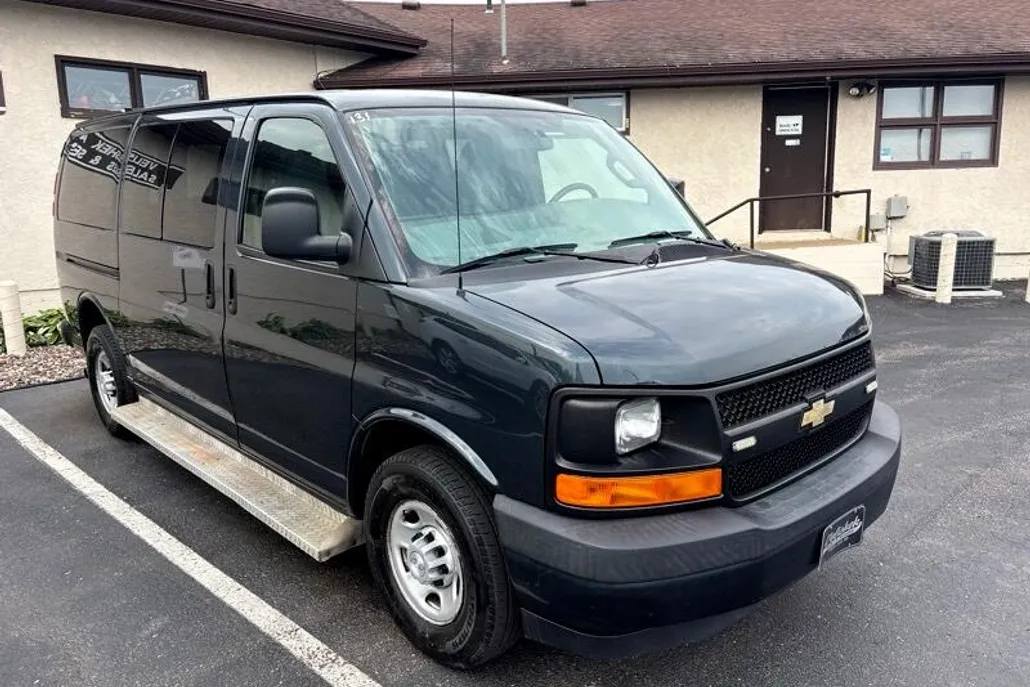 2017 Chevrolet Express Passenger LS photo 1
