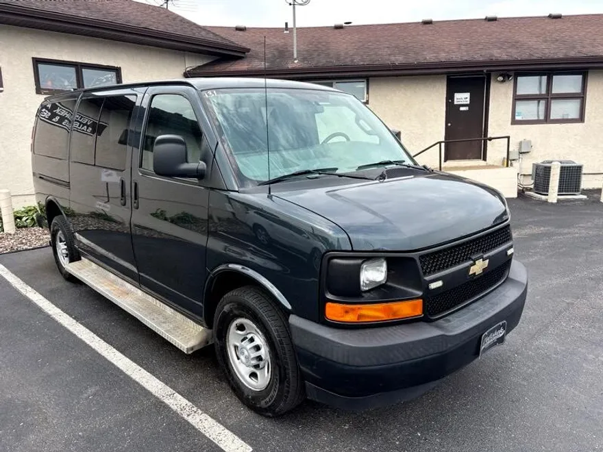 2017 Chevrolet Express Passenger LS photo 1