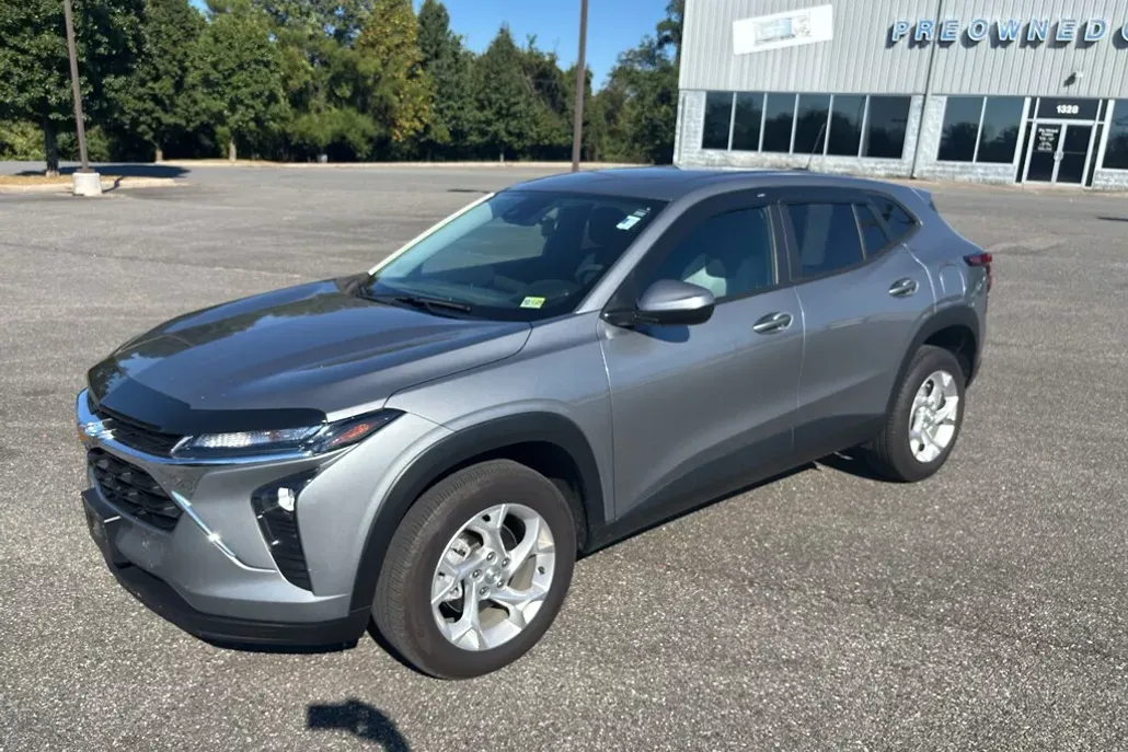 2024 Chevrolet Trax LS photo 1