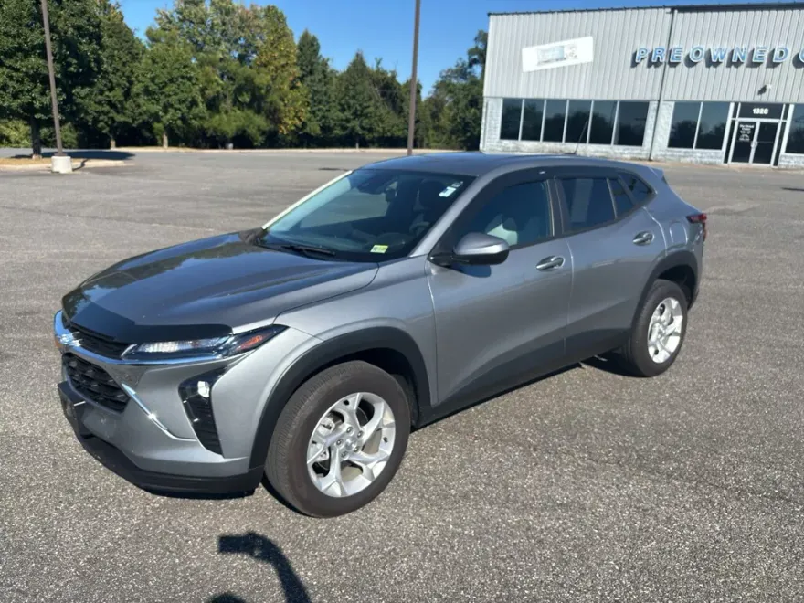 2024 Chevrolet Trax LS photo 1
