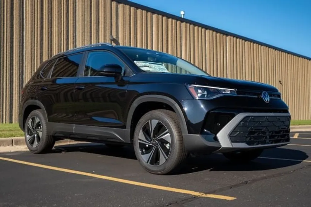 2025 Volkswagen Taos SE photo 1