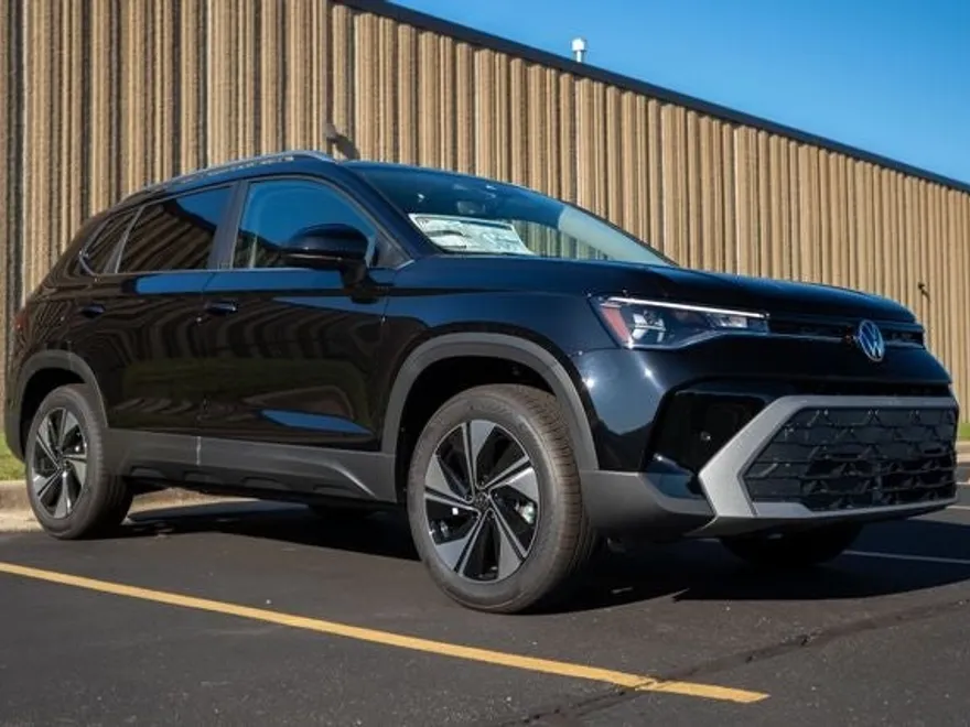 2025 Volkswagen Taos SE photo 1