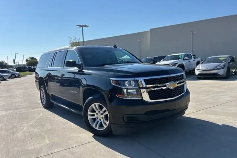 2019 Chevrolet Suburban LT photo 1