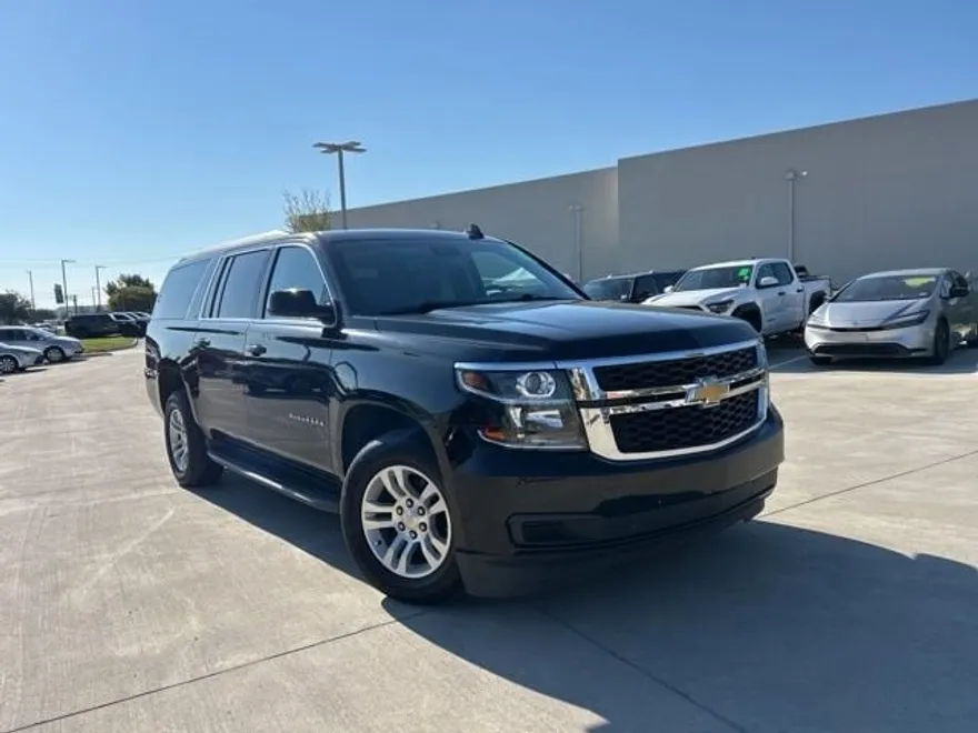 2019 Chevrolet Suburban LT photo 1