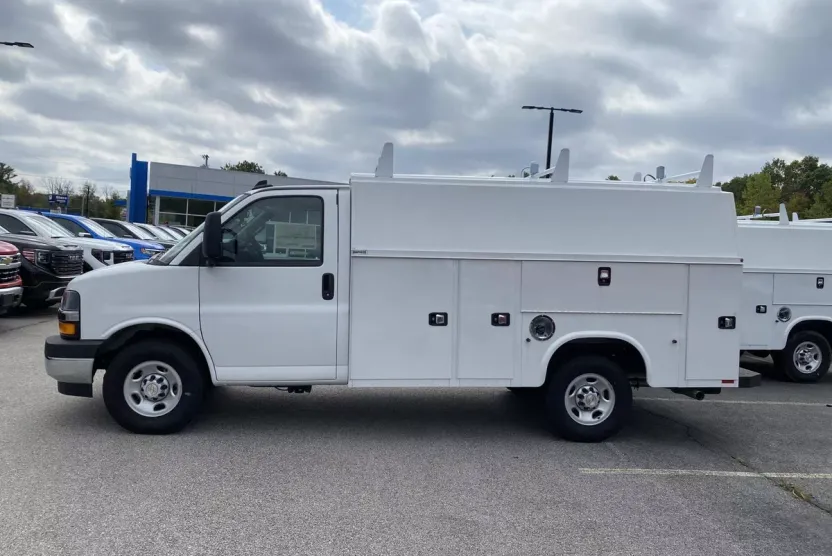 2024 Chevrolet Express 3500 Cutaway photo 1