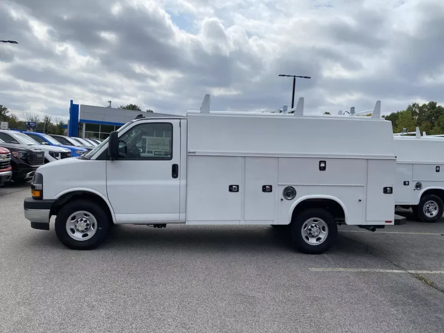 2024 Chevrolet Express 3500 Cutaway photo 1