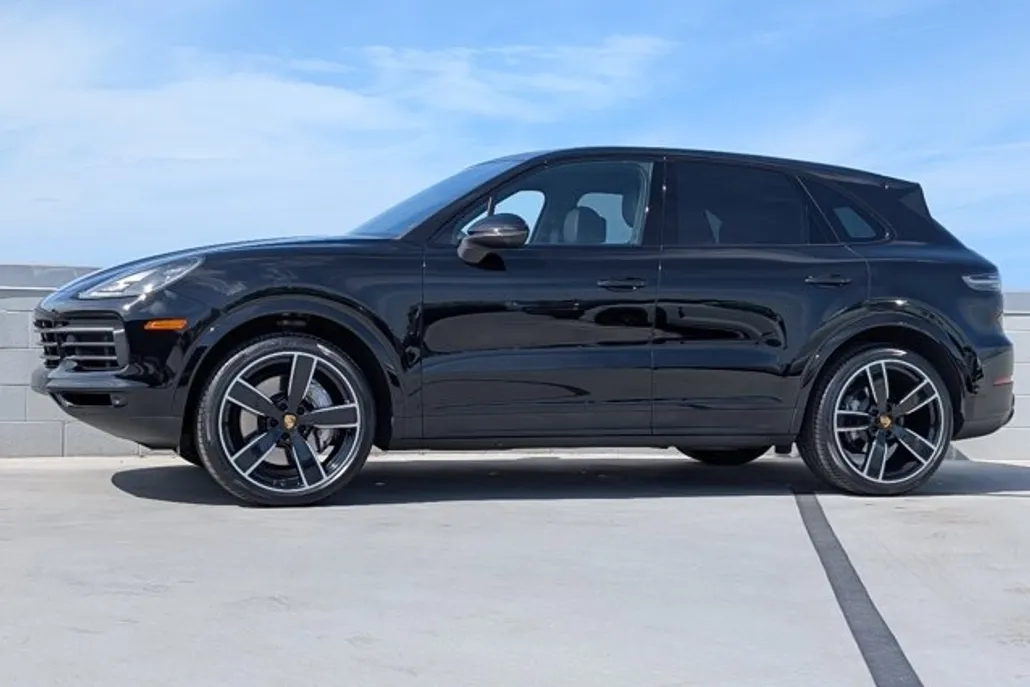 2023 Porsche Cayenne Platinum Edition photo 1