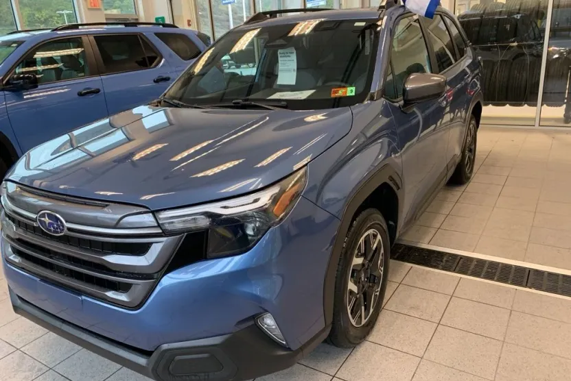 2025 Subaru Forester Premium photo 1