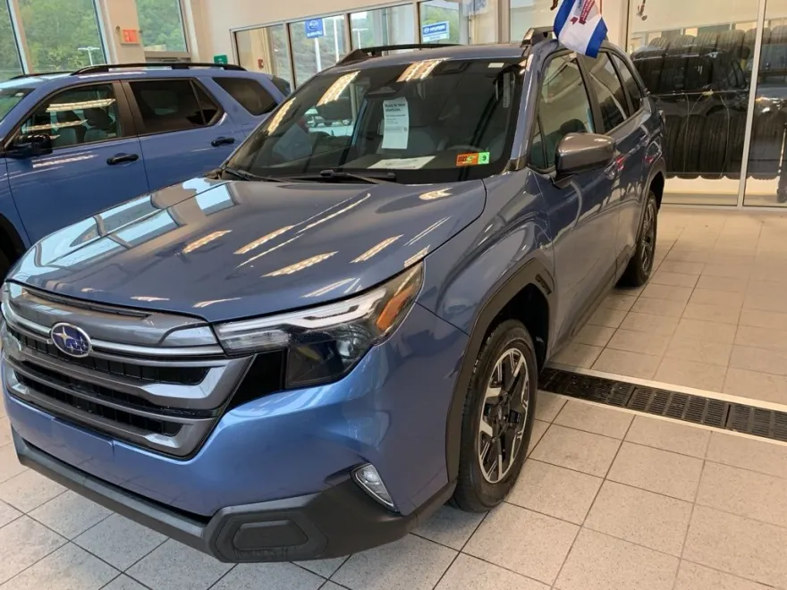 2025 Subaru Forester Premium photo 1