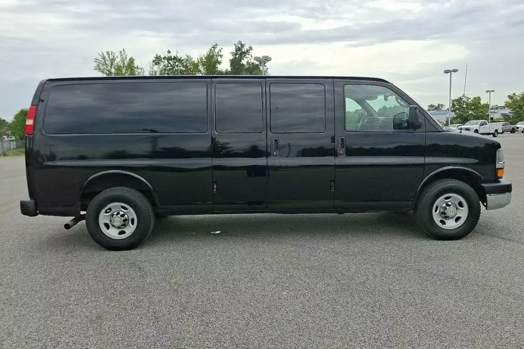2014 Chevrolet Express Passenger LT photo 1