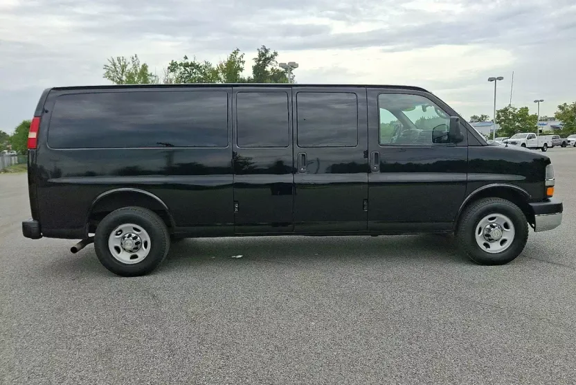2014 Chevrolet Express Passenger LT photo 1