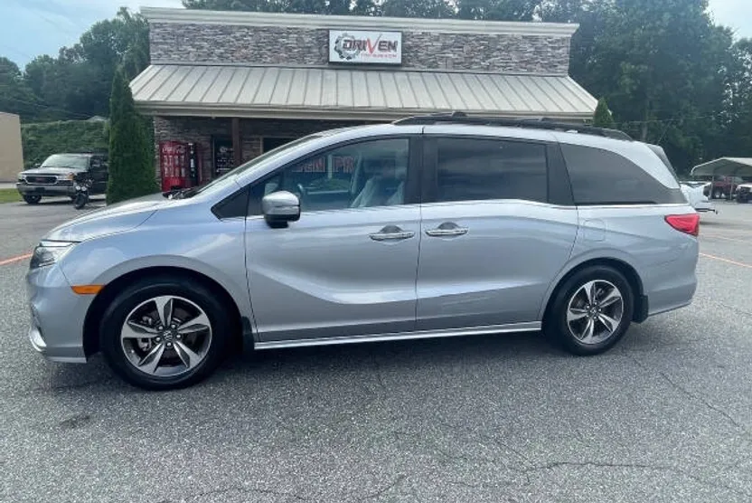 2018 Honda Odyssey Touring photo 1