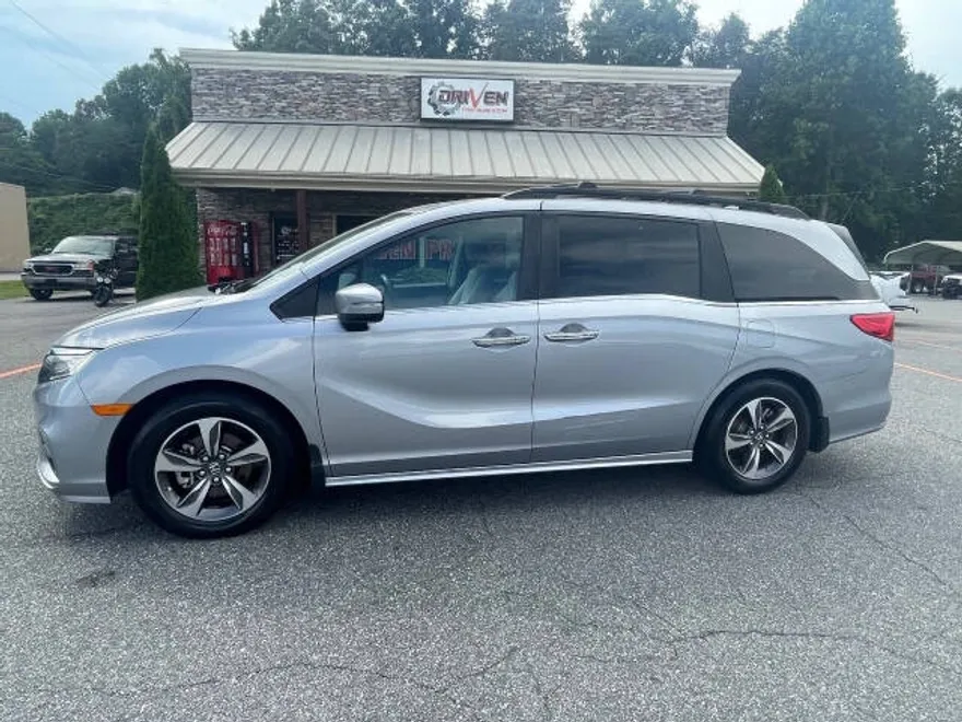 2018 Honda Odyssey Touring photo 1